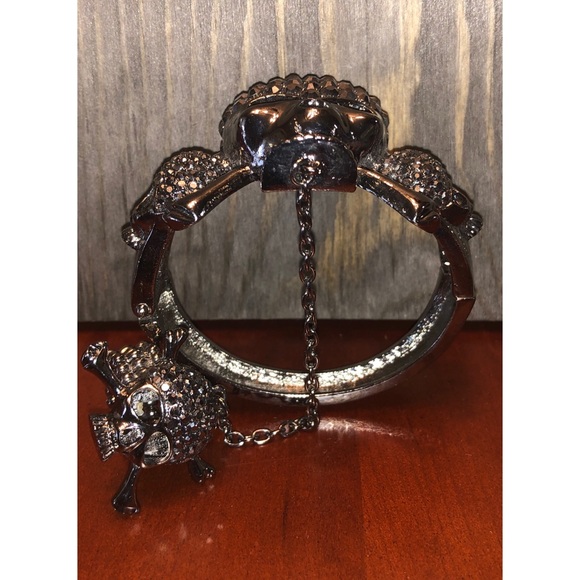 Crystal skull hinged cuff bracelet w/ring - Picture 7 of 8
